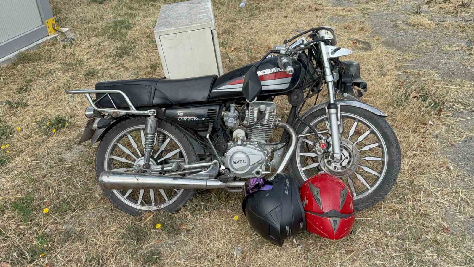 motosikletin otomobile carpma ani kamerada 2 yarali 4 iaD2jHE3