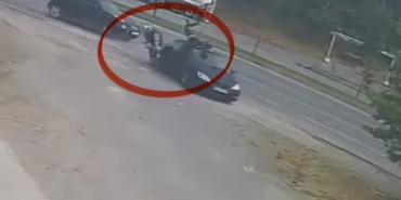 motosikletin-otomobile-carpma-ani-kamerada-2-yarali-KzgOsrAh.jpg