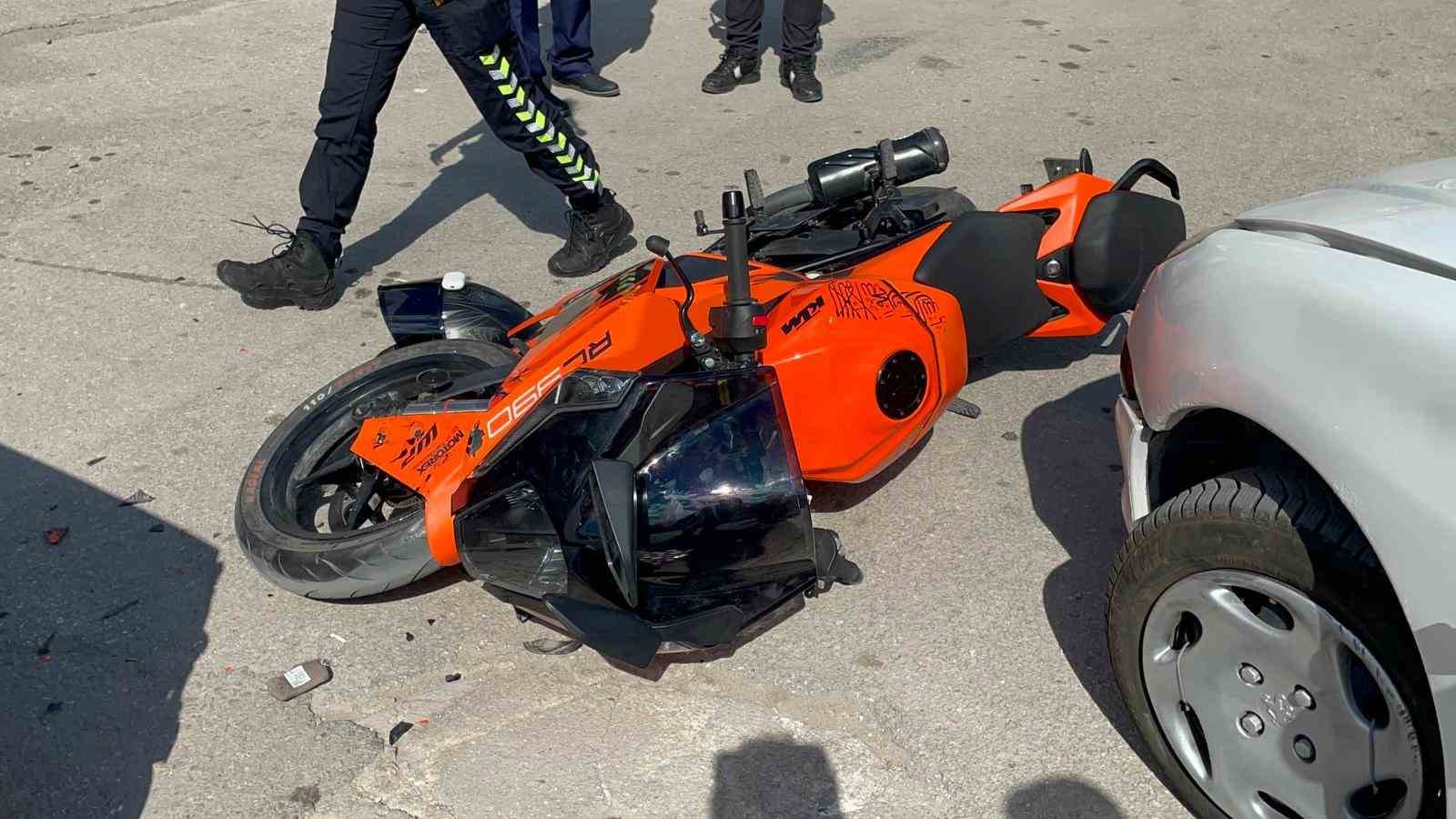 motosikletin otomobille carpistigi kaza kamerada 1 yarali 0