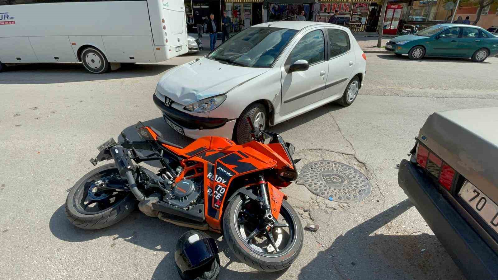 motosikletin otomobille carpistigi kaza kamerada 1 yarali 1 KpnBeZ8z
