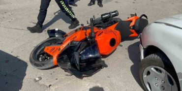 motosikletin-otomobille-carpistigi-kaza-kamerada-1-yarali-SDLZM6ai.jpg