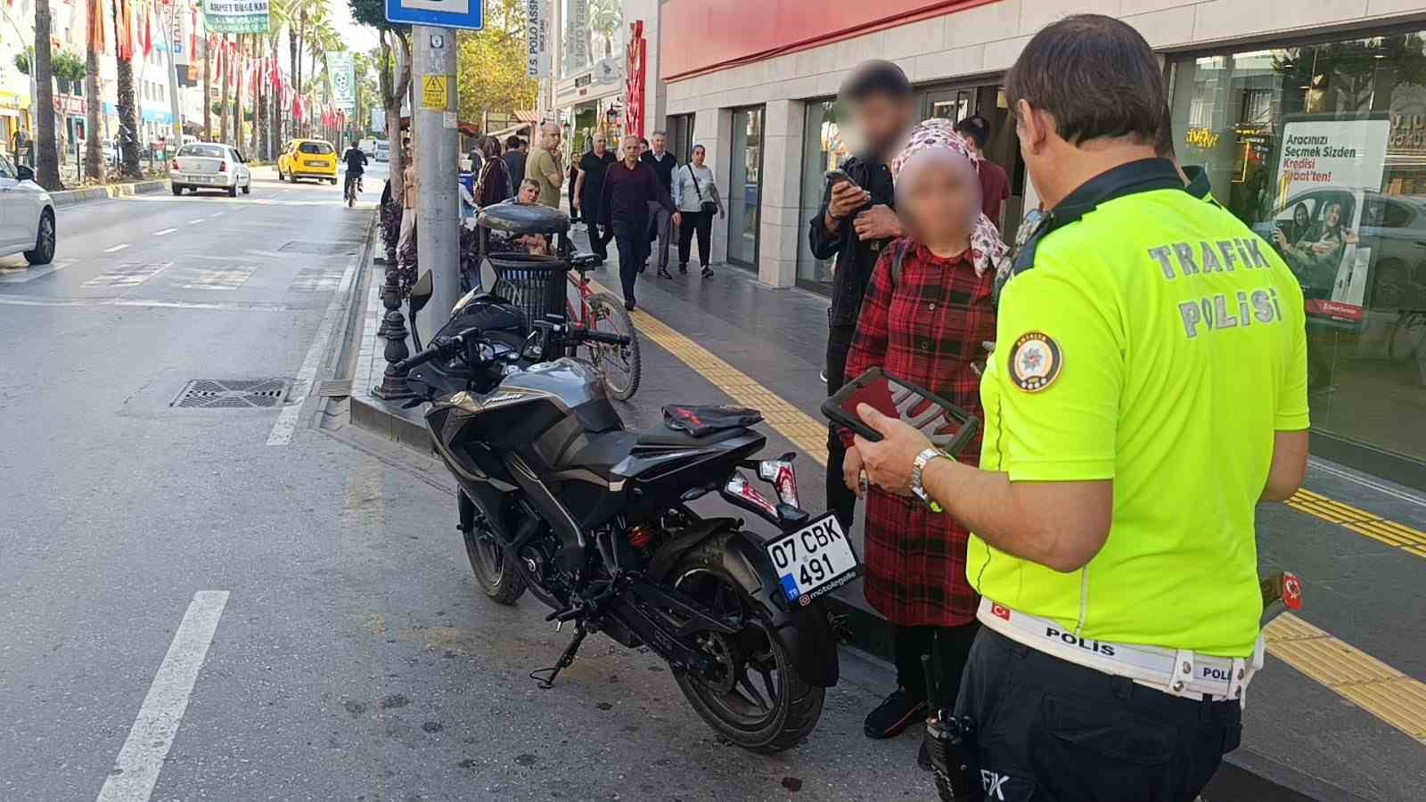 motosikletin plakasini bandana ile kapatti 43 bin 149 tl ceza yedi 2 JADcj6zS