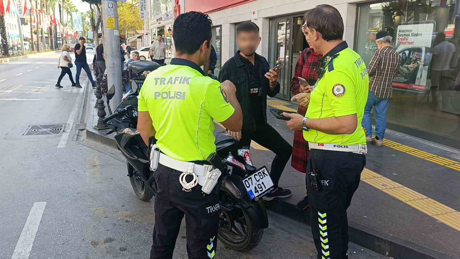 motosikletin plakasini bandana ile kapatti 43 bin 149 tl ceza yedi 3 EUDvvIgc