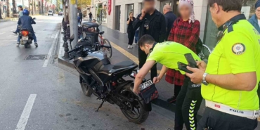 motosikletin-plakasini-bandana-ile-kapatti-43-bin-149-tl-ceza-yedi-Li7FaESH.jpg