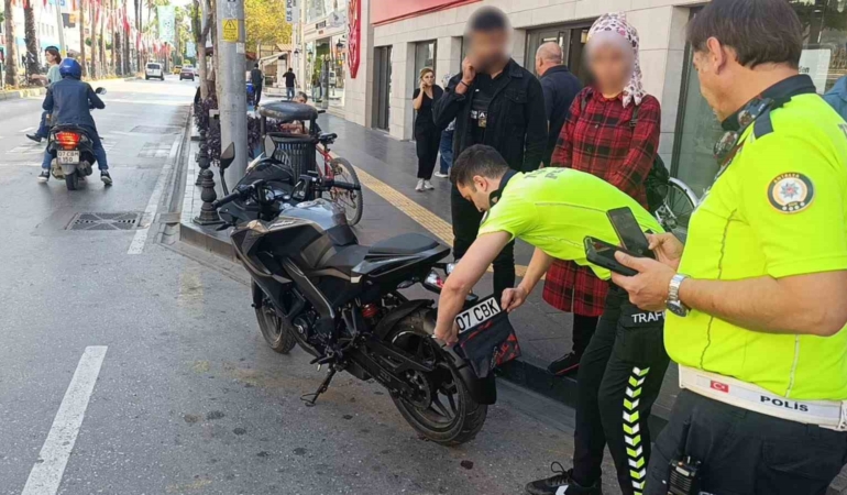 motosikletin-plakasini-bandana-ile-kapatti-43-bin-149-tl-ceza-yedi-Li7FaESH.jpg