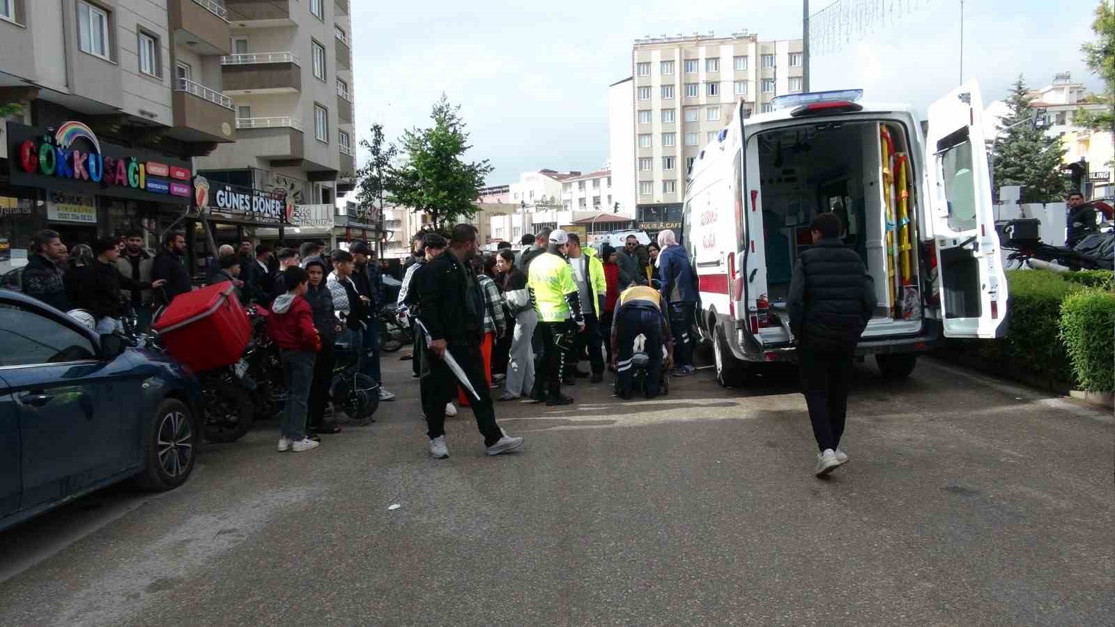 Motosikletin yayalara çarptığı kaza kamerada: Baba ve bebeği yaralandı 4 motosikletin yayalara carptigi kaza kamerada baba ve bebegi yaralandi 0 mYeBXaH3