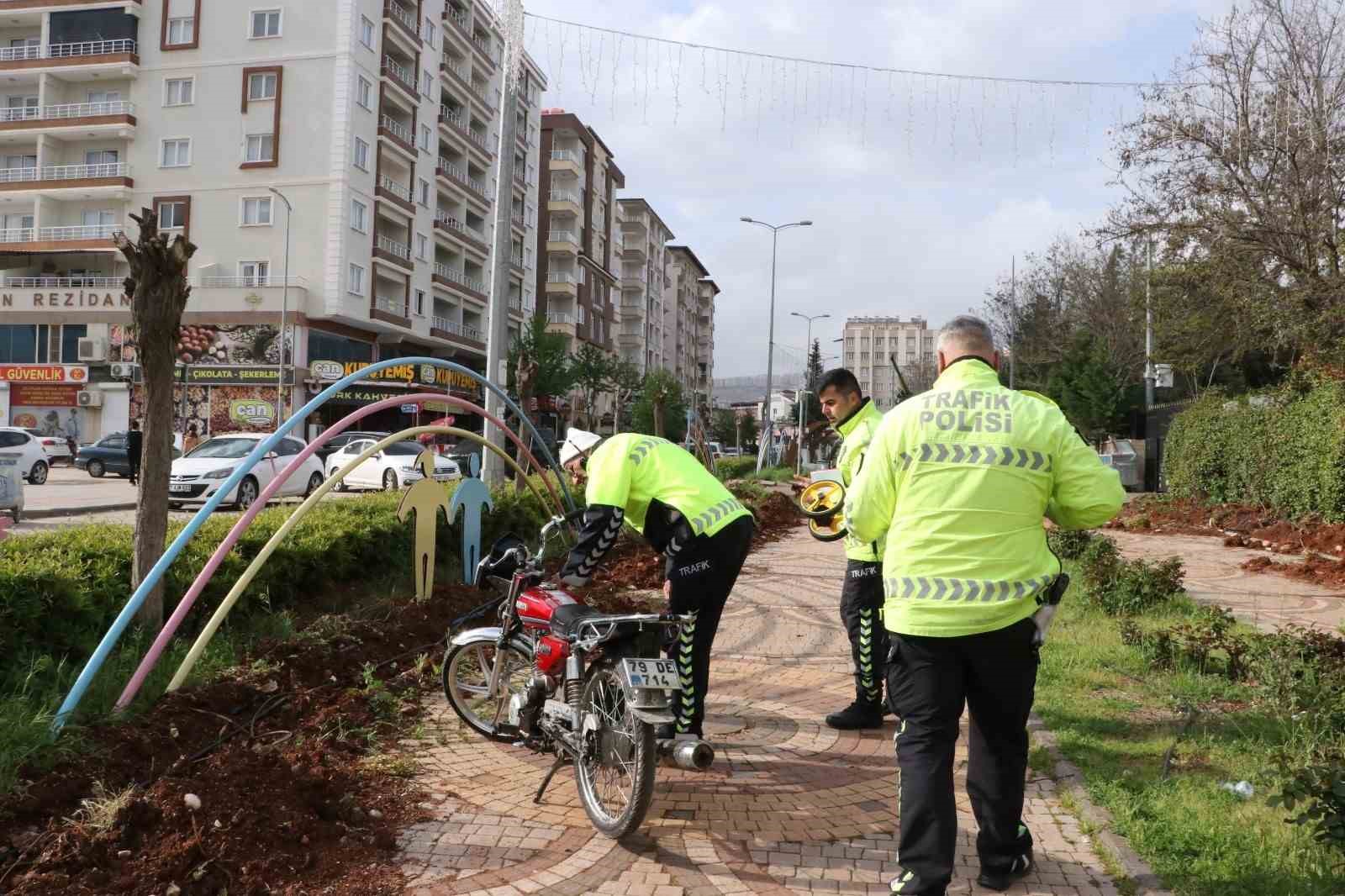 Motosikletin yayalara çarptığı kaza kamerada: Baba ve bebeği yaralandı 5 motosikletin yayalara carptigi kaza kamerada baba ve bebegi yaralandi 1 AvL5JbAc