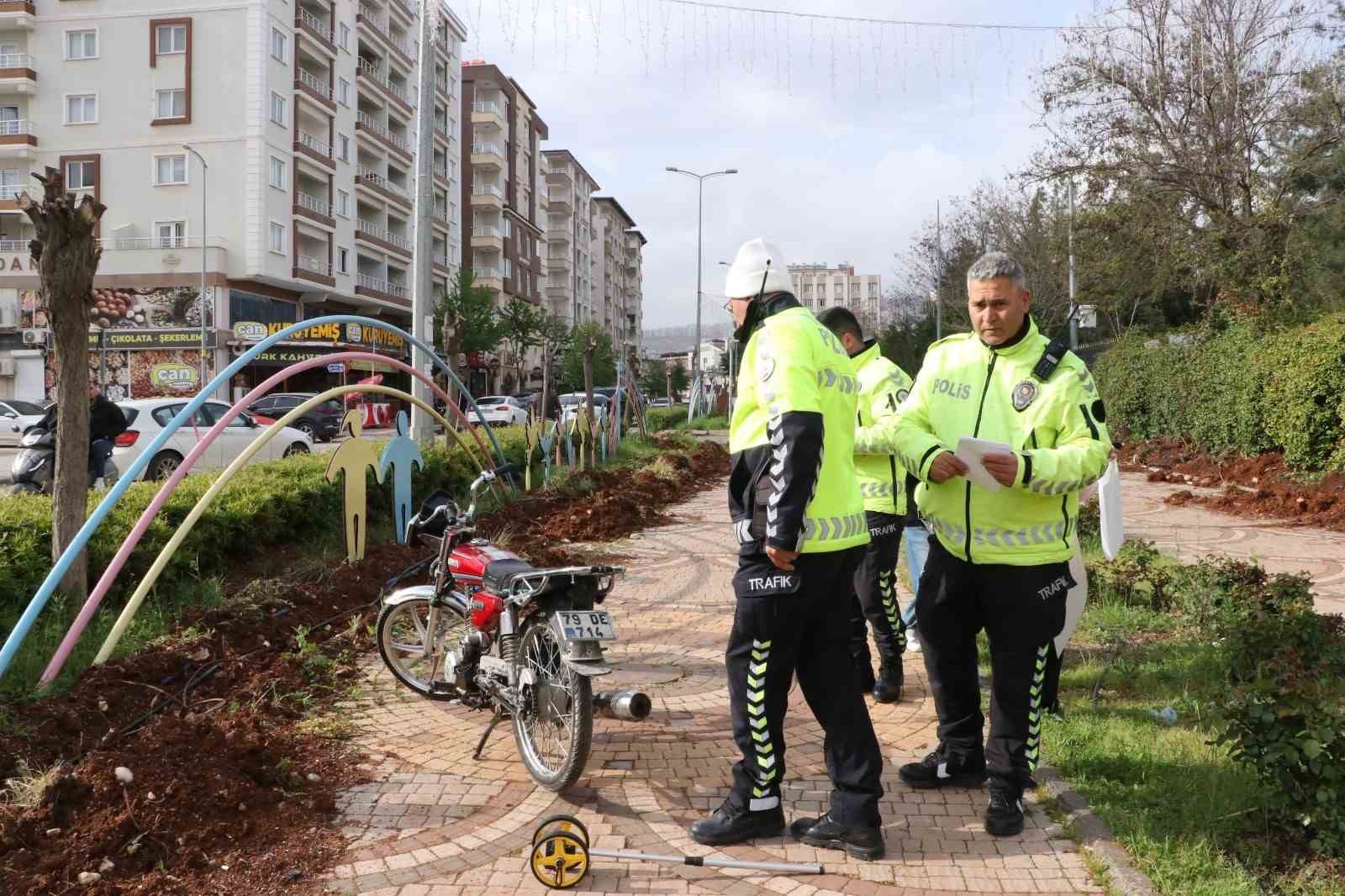 Motosikletin yayalara çarptığı kaza kamerada: Baba ve bebeği yaralandı 6 motosikletin yayalara carptigi kaza kamerada baba ve bebegi yaralandi 2 ca5Yg16z