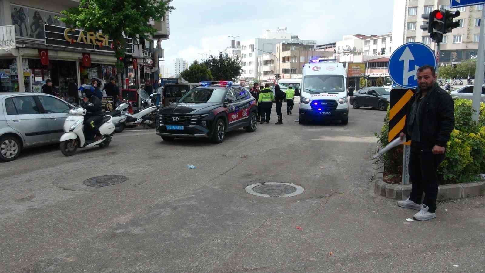 Motosikletin yayalara çarptığı kaza kamerada: Baba ve bebeği yaralandı 7 motosikletin yayalara carptigi kaza kamerada baba ve bebegi yaralandi 3 87etr1Y1