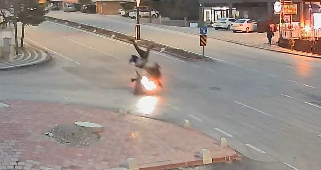 Motosikletin yayayı havaya uçurduğu an kameraya yansıdı: 2 yaralı 4 motosikletin yayayi havaya ucurdugu an kameraya yansidi 2 yarali 0