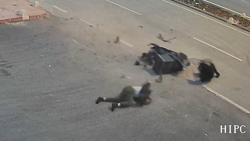 Motosikletin yayayı havaya uçurduğu an kameraya yansıdı: 2 yaralı 5 motosikletin yayayi havaya ucurdugu an kameraya yansidi 2 yarali 1 kkprSeAc