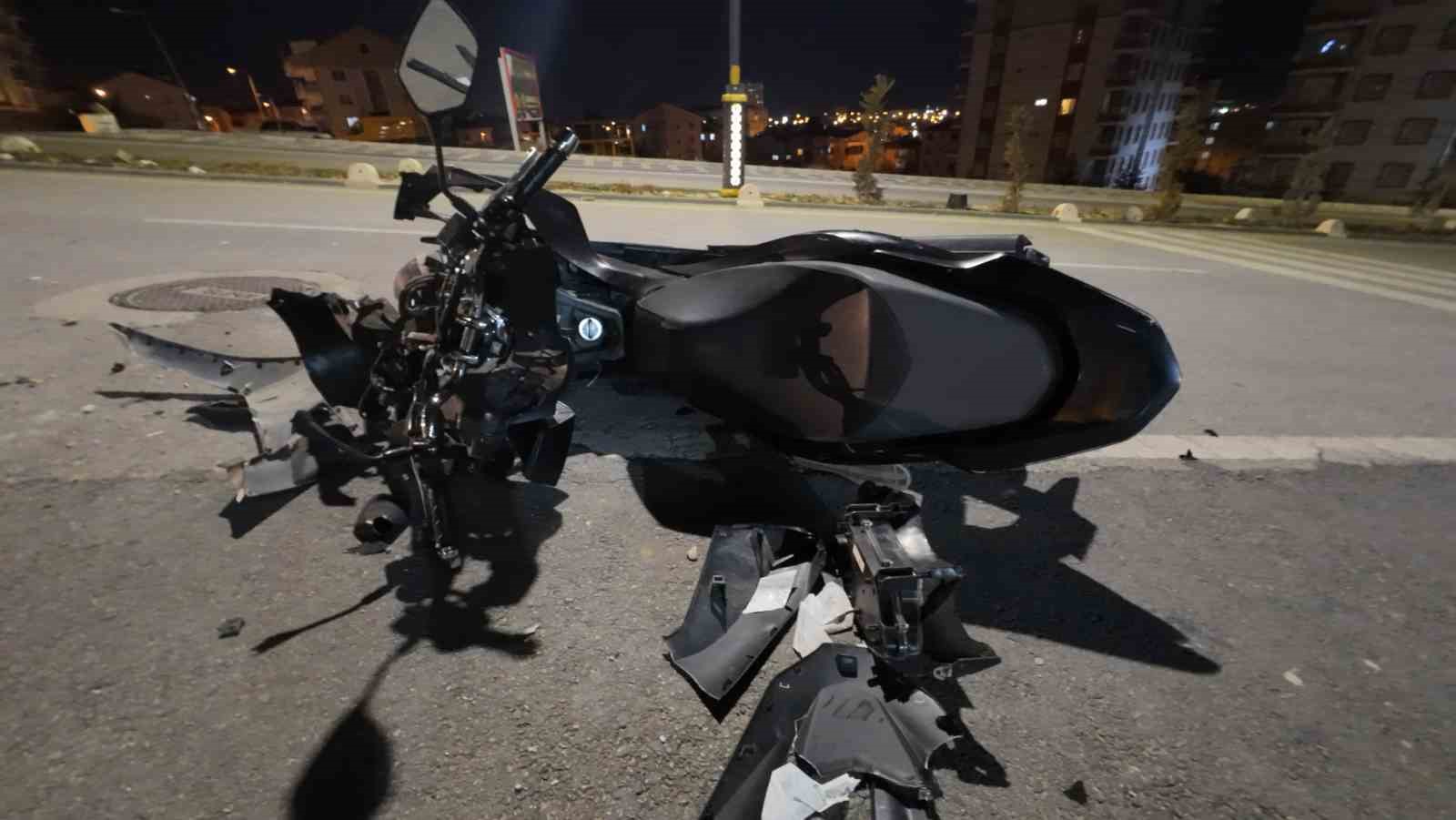 Motosikletin yayayı havaya uçurduğu an kameraya yansıdı: 2 yaralı 7 motosikletin yayayi havaya ucurdugu an kameraya yansidi 2 yarali 3 yk7uvaNk