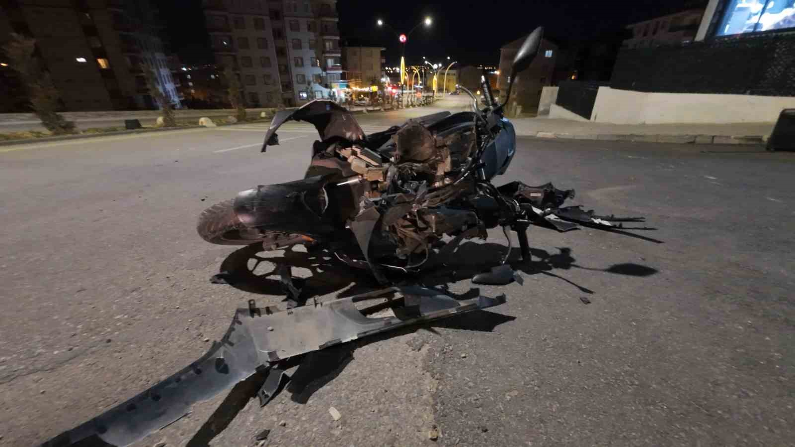 Motosikletin yayayı havaya uçurduğu an kameraya yansıdı: 2 yaralı 8 motosikletin yayayi havaya ucurdugu an kameraya yansidi 2 yarali 4 taasQWB5