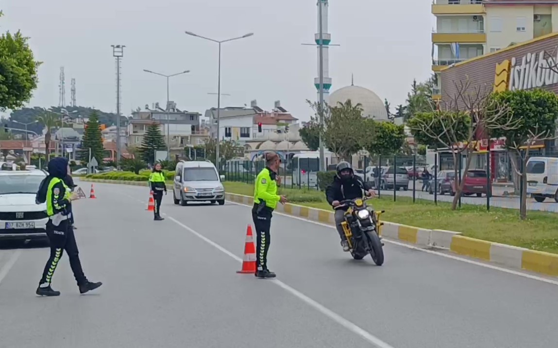 motosikletini uygulama yapan polislerin uzerine surup kacti 0 r52urbvG