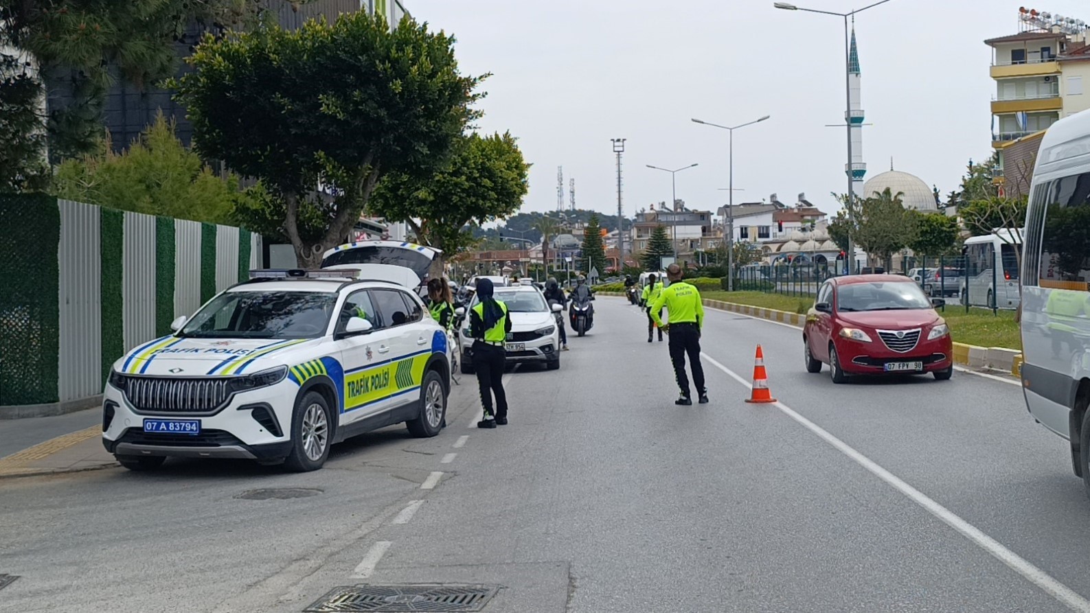 motosikletini uygulama yapan polislerin uzerine surup kacti 1 2YGdgzlI