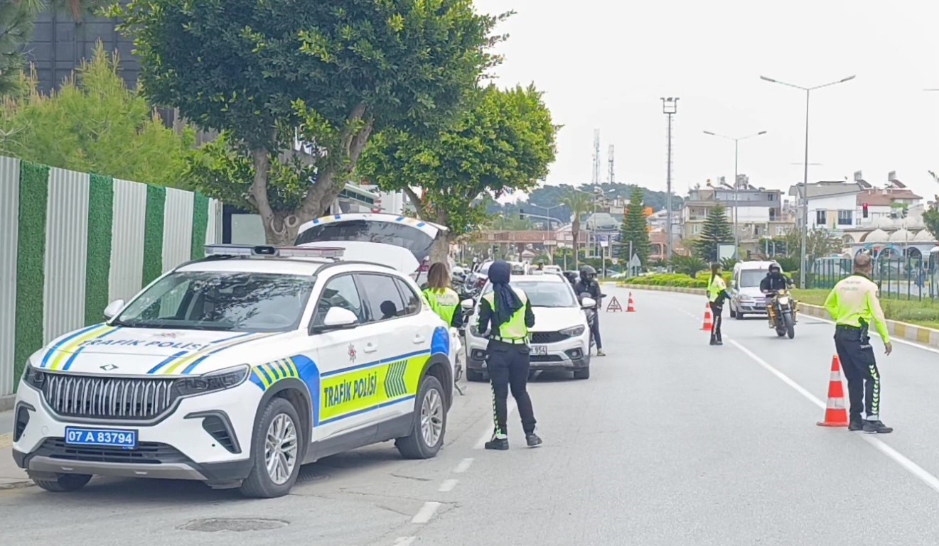 motosikletini uygulama yapan polislerin uzerine surup kacti 2 BsrRcFJq