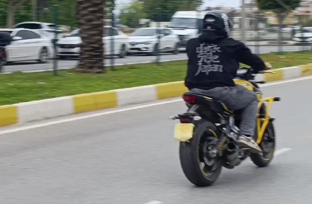 motosikletini uygulama yapan polislerin uzerine surup kacti 4 QTh7TOk2