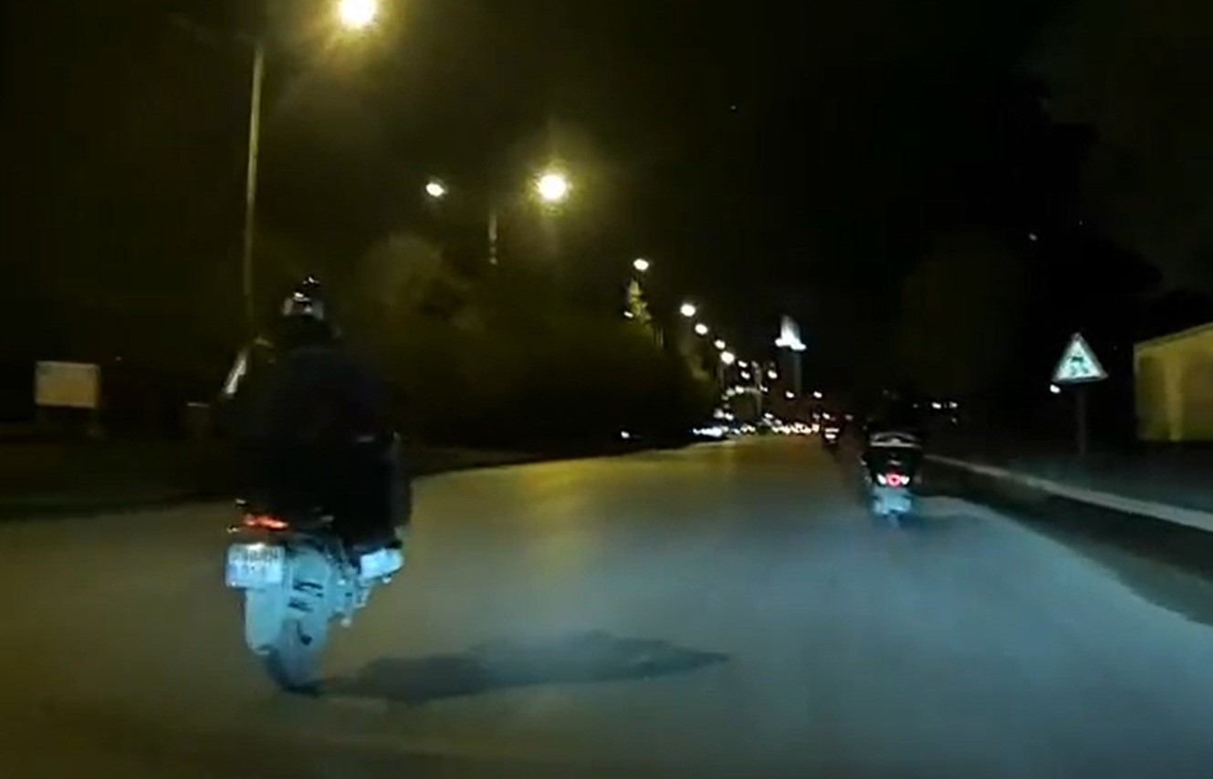 motosikletinin onunu kaldirarak seyreden surucu trafigi tehlikeye atti 1