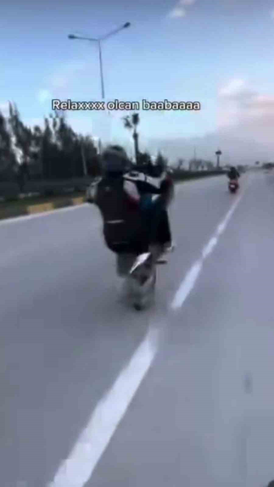 motosikletinin onunu kaldirdigi anlari paylasarak relax olacaksin baba yazan motosiklet surucusune ceza 0 WwqXtvYF