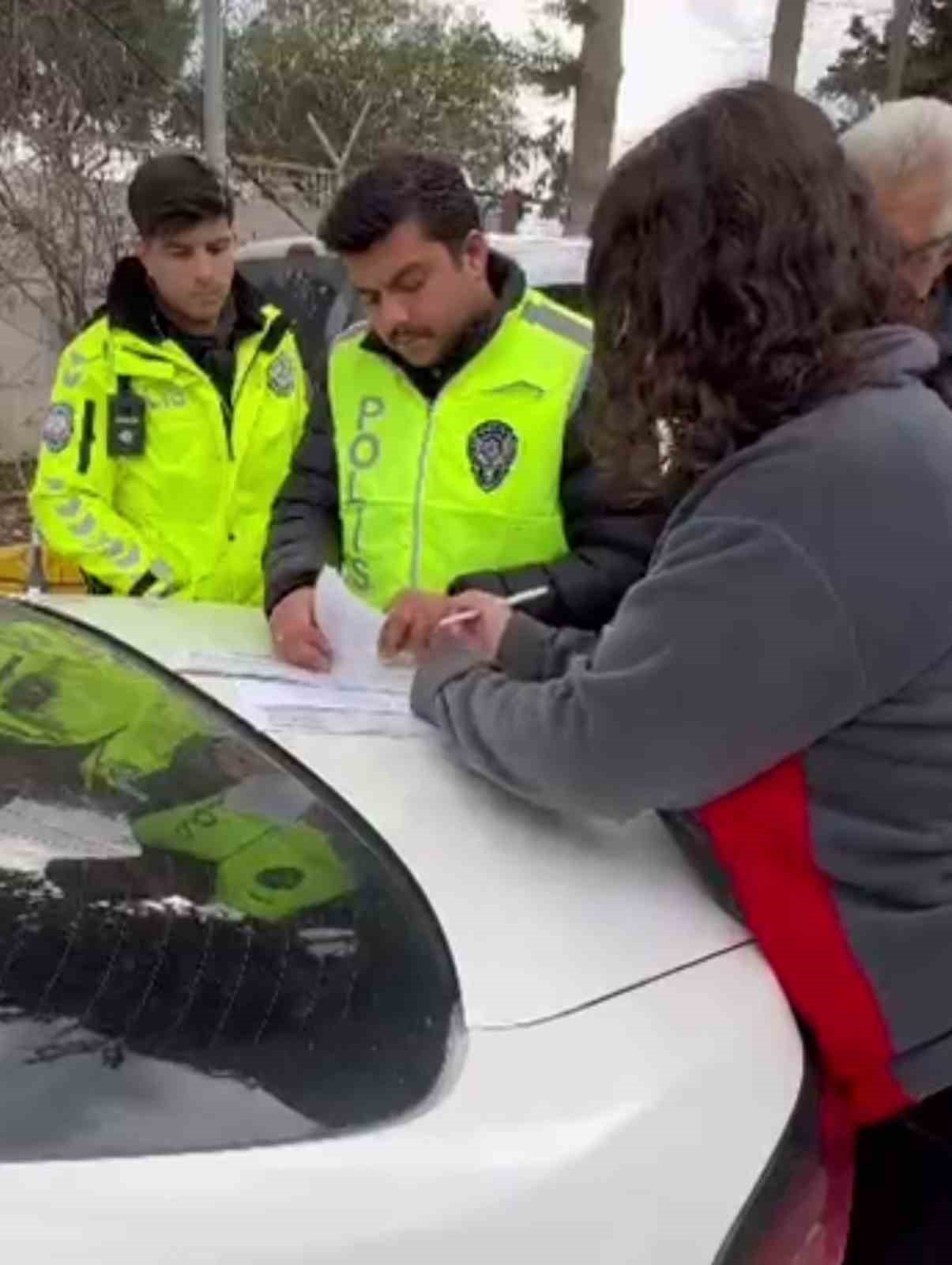 motosikletinin onunu kaldirdigi anlari paylasarak relax olacaksin baba yazan motosiklet surucusune ceza 2 5VvkGIr8