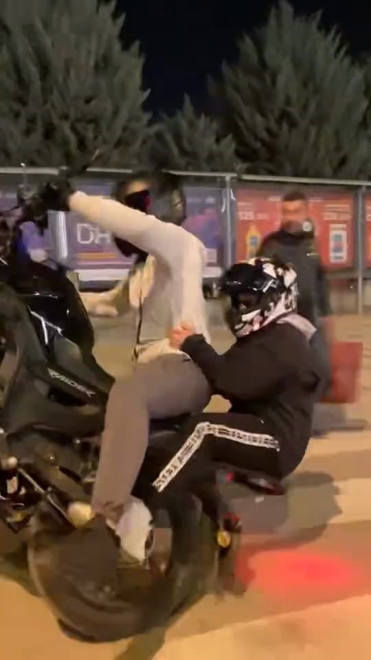 motosikletiyle on kaldirdi kayarak boyle dustu 1 h3mkSV6F