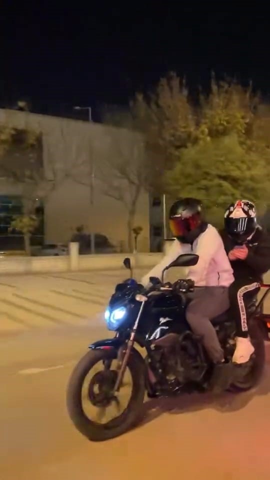 motosikletiyle on kaldirdi kayarak boyle dustu 2 EkMQ4267