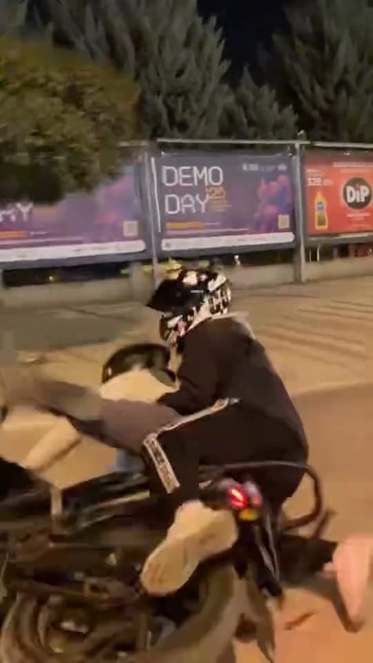 motosikletiyle on kaldirdi kayarak boyle dustu 3 stF5a4ik