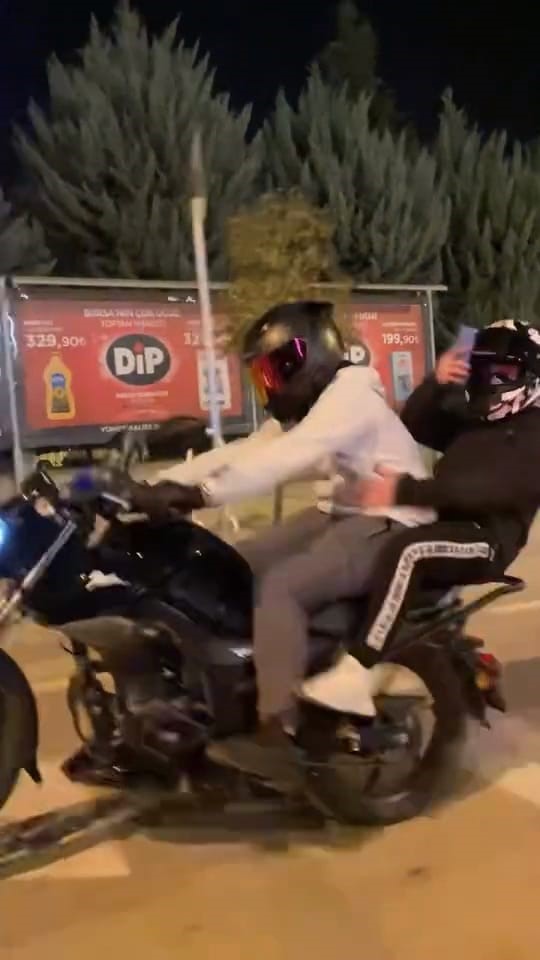 motosikletiyle on kaldirdi kayarak boyle dustu 4 JRTyVz6Q