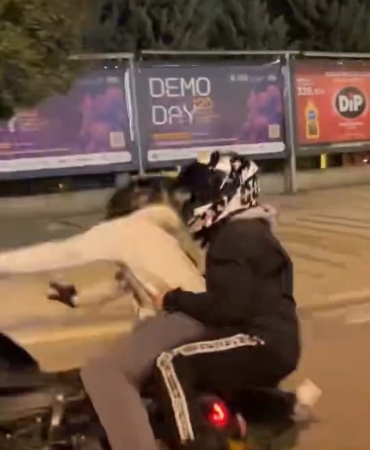 motosikletiyle-on-kaldirdi-kayarak-boyle-dustu-AaekisMm.jpg