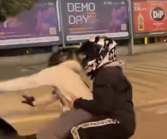 motosikletiyle-on-kaldirdi-kayarak-boyle-dustu-AaekisMm.jpg