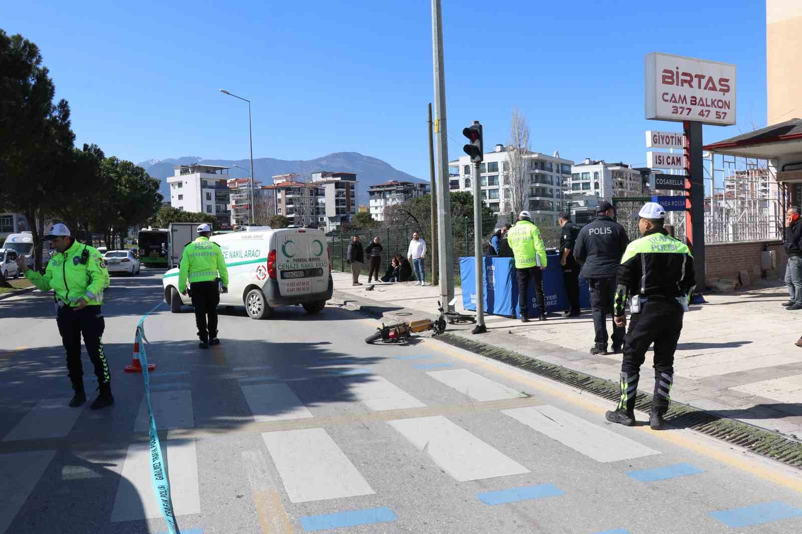 motosikletiyle yaya gecidinden gecmek isten adam hayatini kaybetti 2 pAeTVlVd