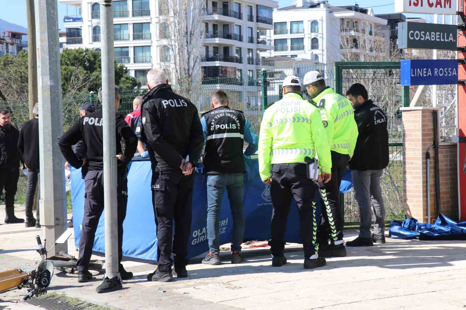 motosikletiyle yaya gecidinden gecmek isten adam hayatini kaybetti 4 NNrp4wFI