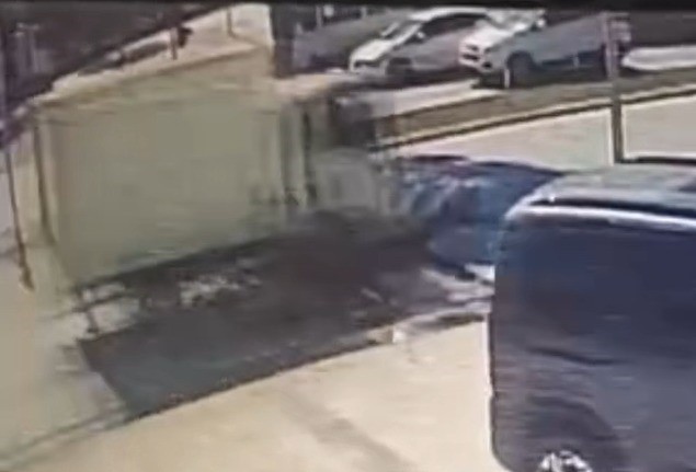 Motosikletiyle yaya geçidinden geçmek isteyen adamın hayatını kaybettiği kaza anları ortaya çıktı 5 motosikletiyle yaya gecidinden gecmek isteyen adamin hayatini kaybettigi kaza anlari ortaya cikti 1 EfgsdtPc