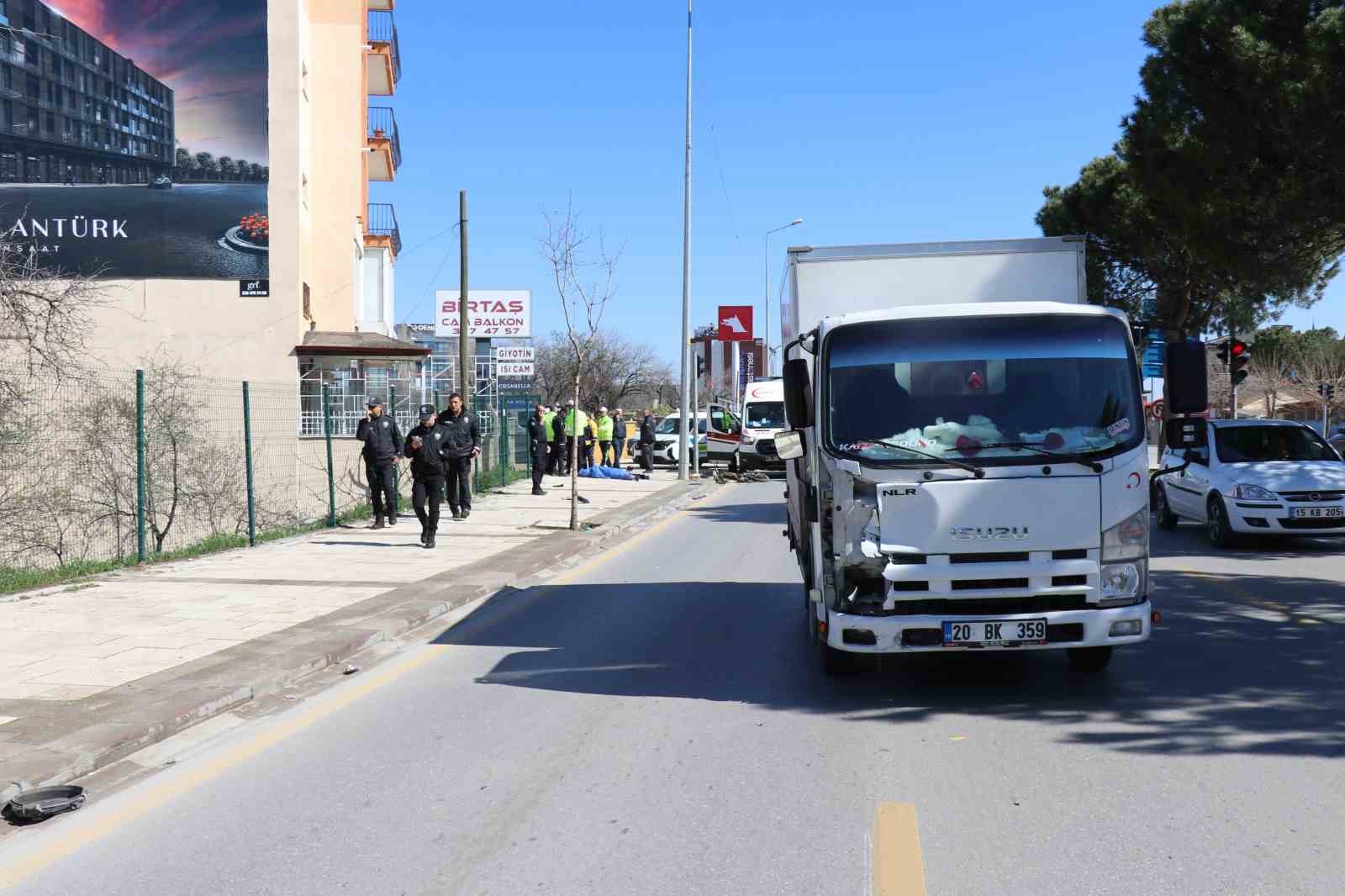 Motosikletiyle yaya geçidinden geçmek isteyen adamın hayatını kaybettiği kaza anları ortaya çıktı 7 motosikletiyle yaya gecidinden gecmek isteyen adamin hayatini kaybettigi kaza anlari ortaya cikti 3 aPYR3zhs
