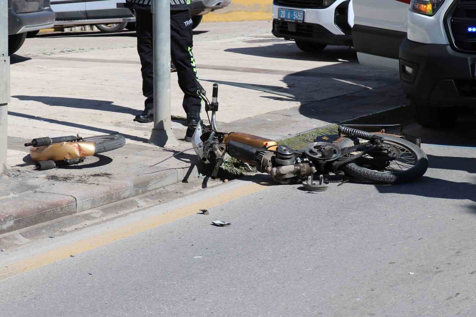 Motosikletiyle yaya geçidinden geçmek isteyen adamın hayatını kaybettiği kaza anları ortaya çıktı 8 motosikletiyle yaya gecidinden gecmek isteyen adamin hayatini kaybettigi kaza anlari ortaya cikti 4 jORKq7kw