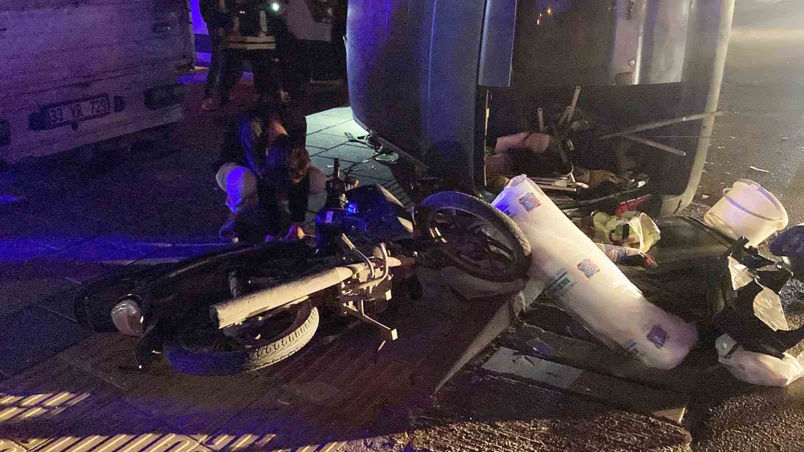 motosikletle carpisan hafif ticari arac devrildi 3 yarali 1 Xu2487Fa