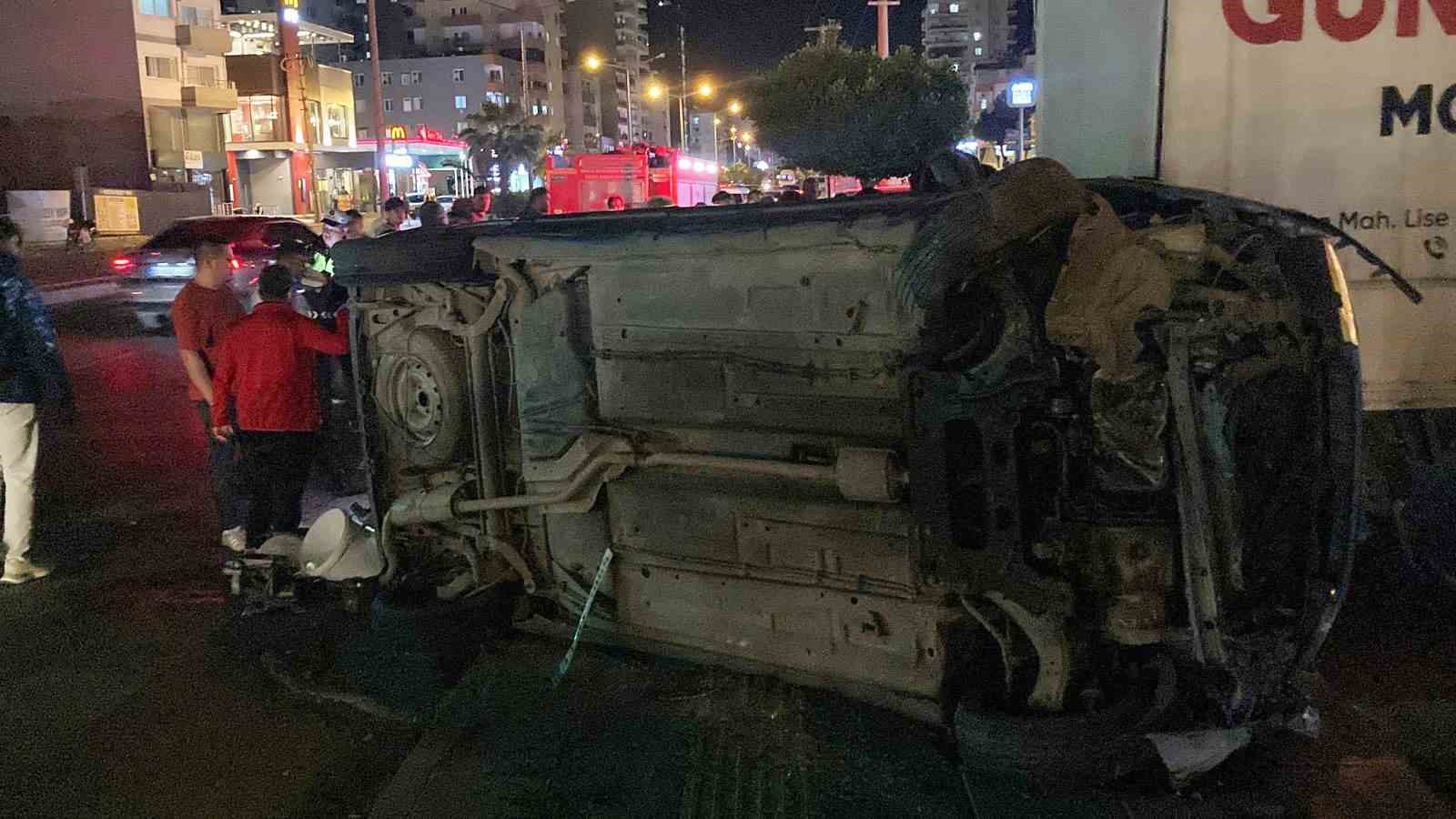 motosikletle carpisan hafif ticari arac devrildi 3 yarali 2 u98U5lXD