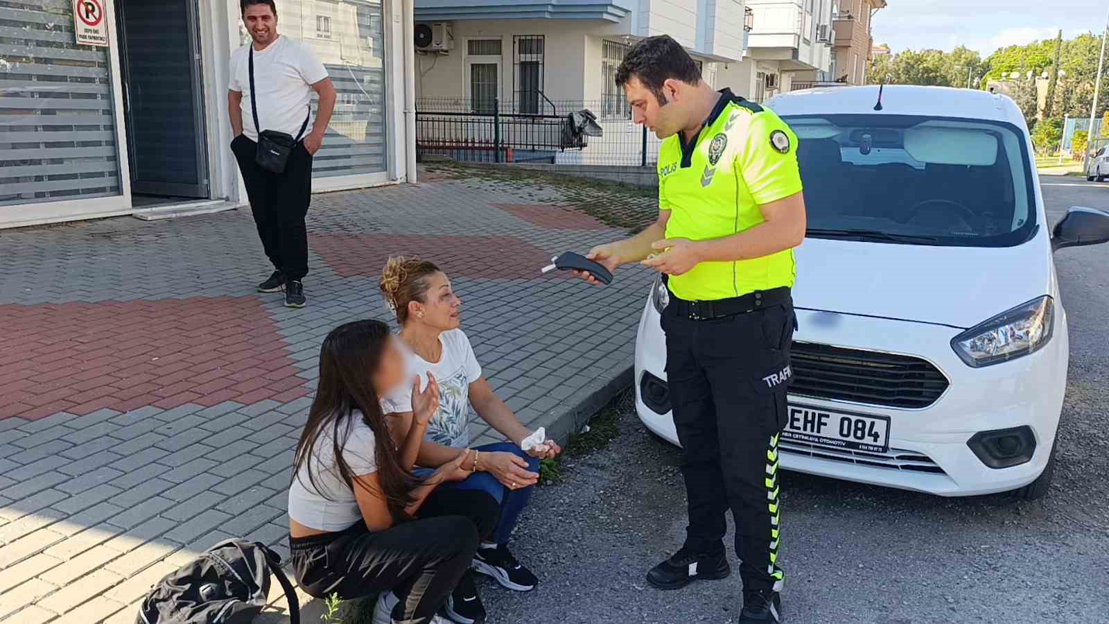Motosikletle çarpışan otomobilin kadın sürücüsü, alkolmetreyi üflerken gözyaşlarını tutamadı 5 motosikletle carpisan otomobilin kadin surucusu alkolmetreyi uflerken gozyaslarini tutamadi 1 ZTne2W4U