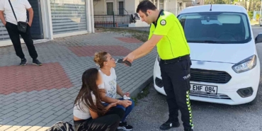 motosikletle-carpisan-otomobilin-kadin-surucusu-alkolmetreyi-uflerken-gozyaslarini-tutamadi-zDmNcmqP.jpg
