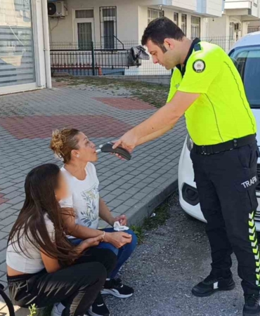 motosikletle-carpisan-otomobilin-kadin-surucusu-alkolmetreyi-uflerken-gozyaslarini-tutamadi-zDmNcmqP.jpg