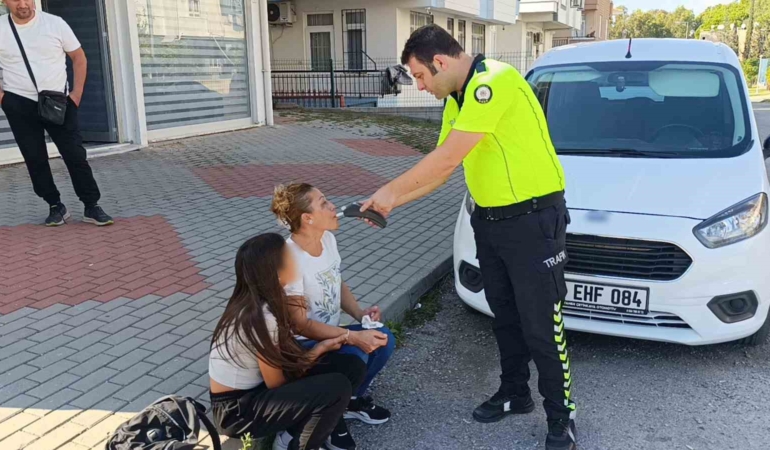 motosikletle-carpisan-otomobilin-kadin-surucusu-alkolmetreyi-uflerken-gozyaslarini-tutamadi-zDmNcmqP.jpg