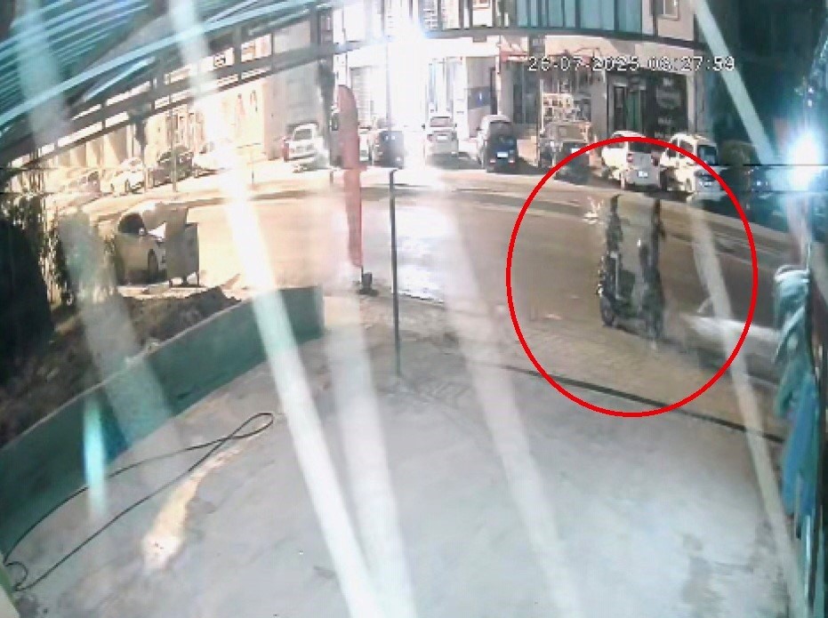 Motosikletle gelerek oto yıkamayı kurşunlayan çete üyelerinin maskesi düştü 6 motosikletle gelerek oto yikamayi kursunlayan cete uyelerinin maskesi dustu 2 Zby8FD6b