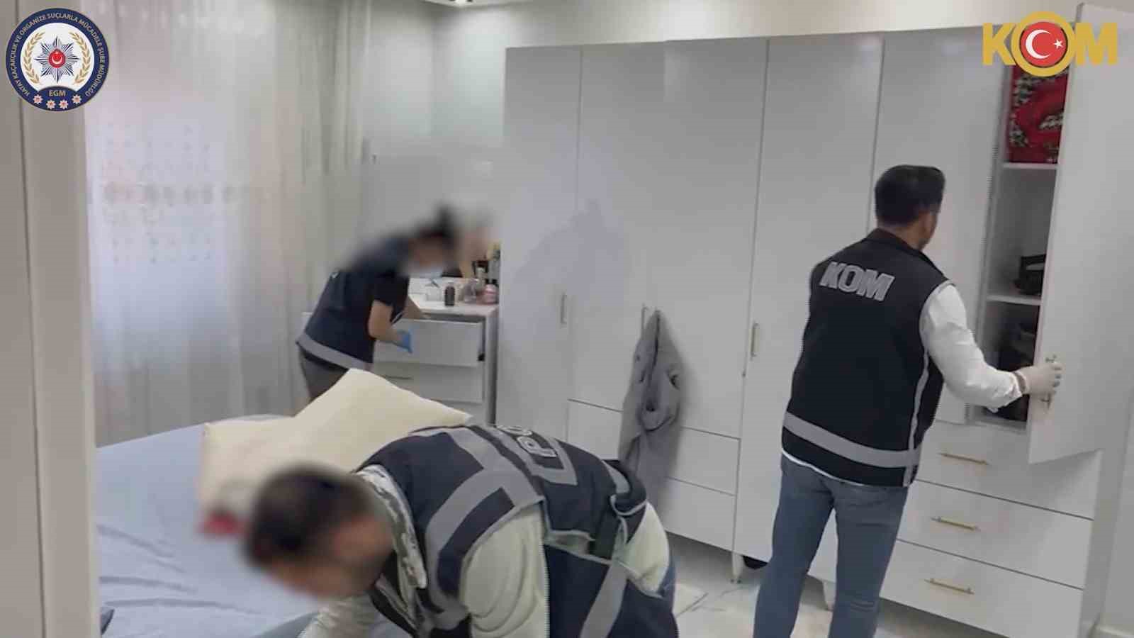 Motosikletle gelerek oto yıkamayı kurşunlayan çete üyelerinin maskesi düştü 7 motosikletle gelerek oto yikamayi kursunlayan cete uyelerinin maskesi dustu 3 lMH6CLGR