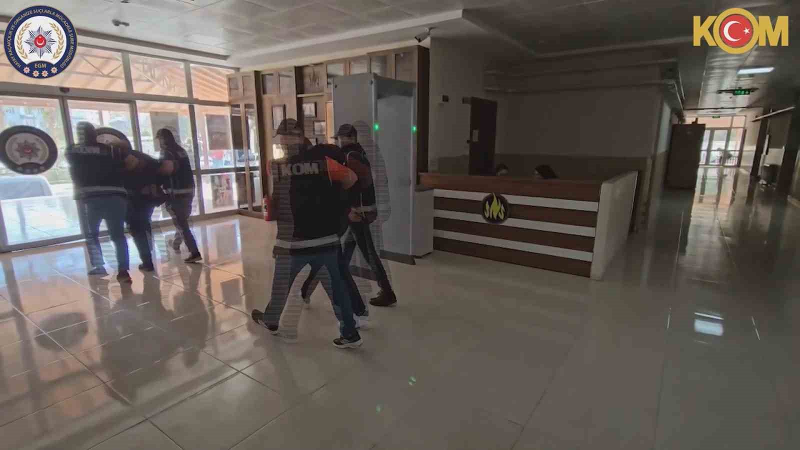Motosikletle gelerek oto yıkamayı kurşunlayan çete üyelerinin maskesi düştü 8 motosikletle gelerek oto yikamayi kursunlayan cete uyelerinin maskesi dustu 4 bUdM5kJ9