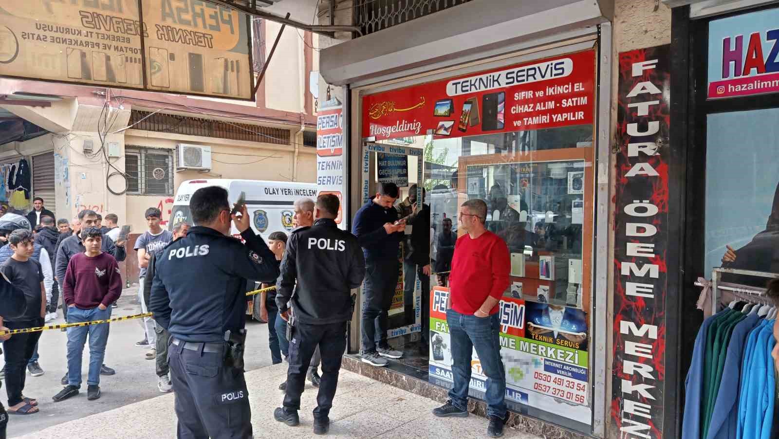 motosikletle gelip is yeri sahibini basindan vurup oldurdu 0