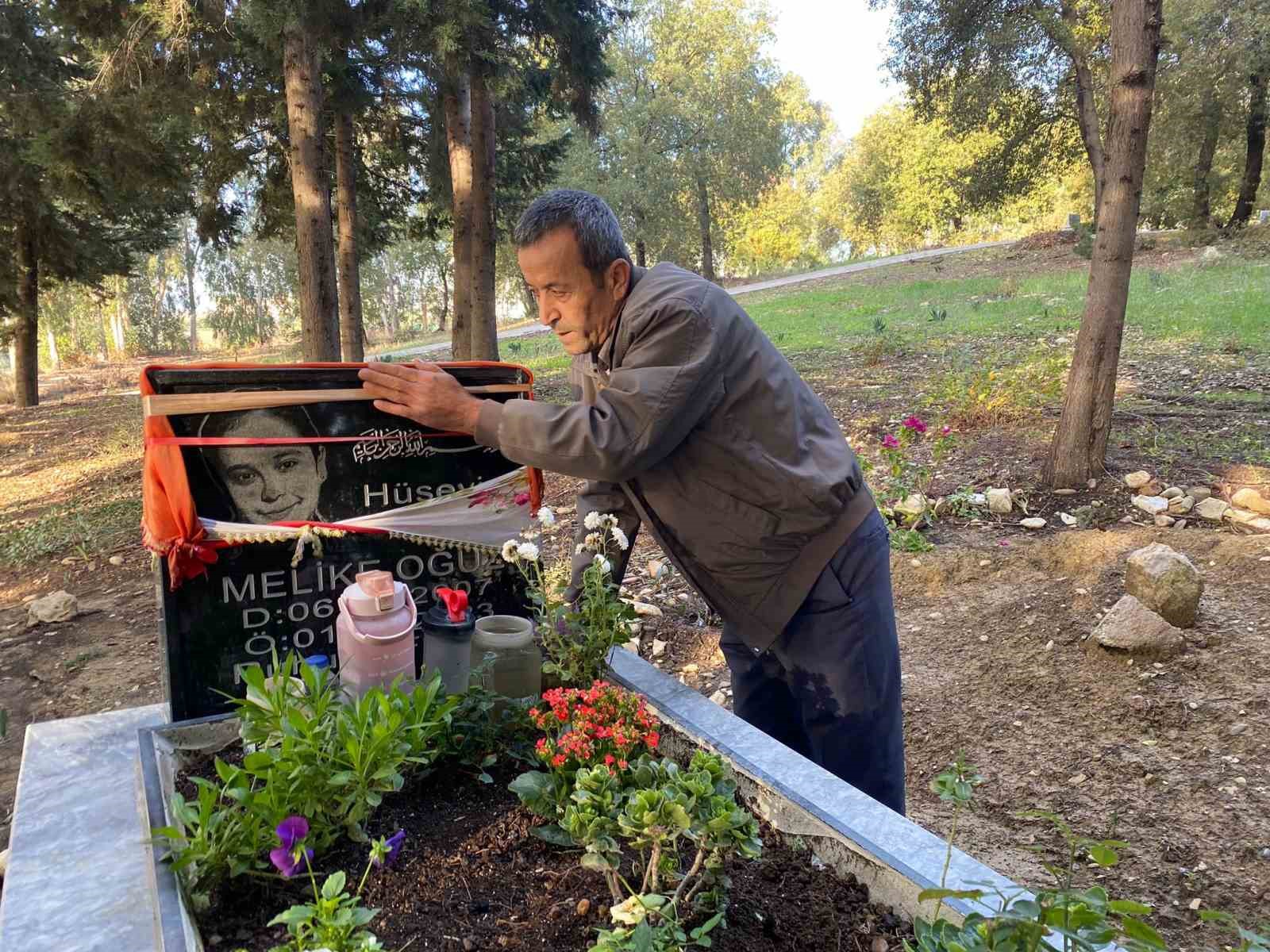 motosikletle okula goturdugu kizini kazada kaybetti mezarina diktigi ciceklere hirsizlar musallat oldu 0 nI5nTlw2