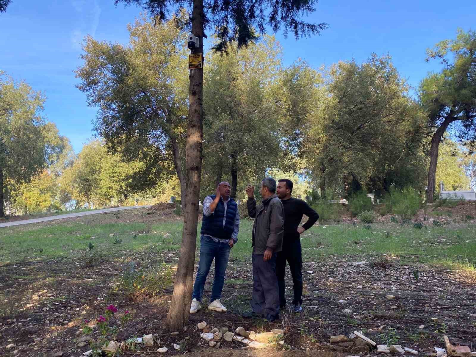 motosikletle okula goturdugu kizini kazada kaybetti mezarina diktigi ciceklere hirsizlar musallat oldu 3 5l5QHCYK