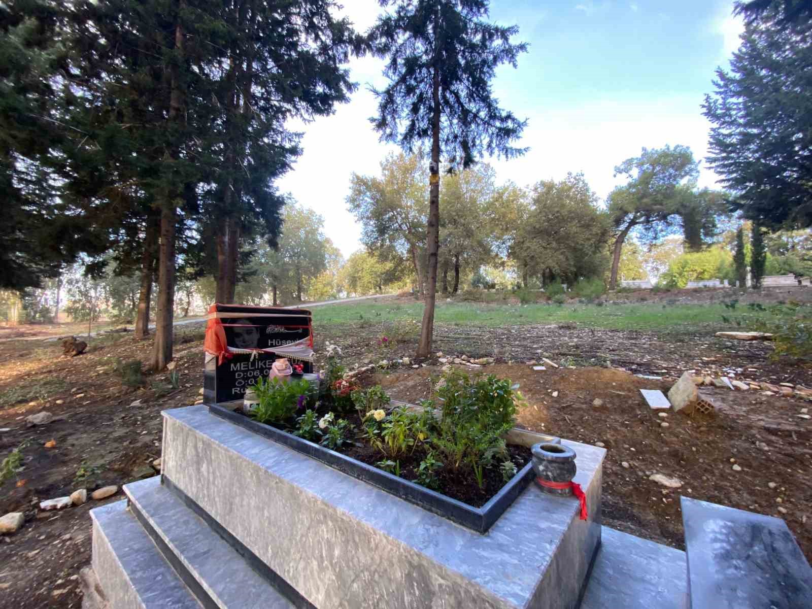motosikletle okula goturdugu kizini kazada kaybetti mezarina diktigi ciceklere hirsizlar musallat oldu 7 8ucA762F