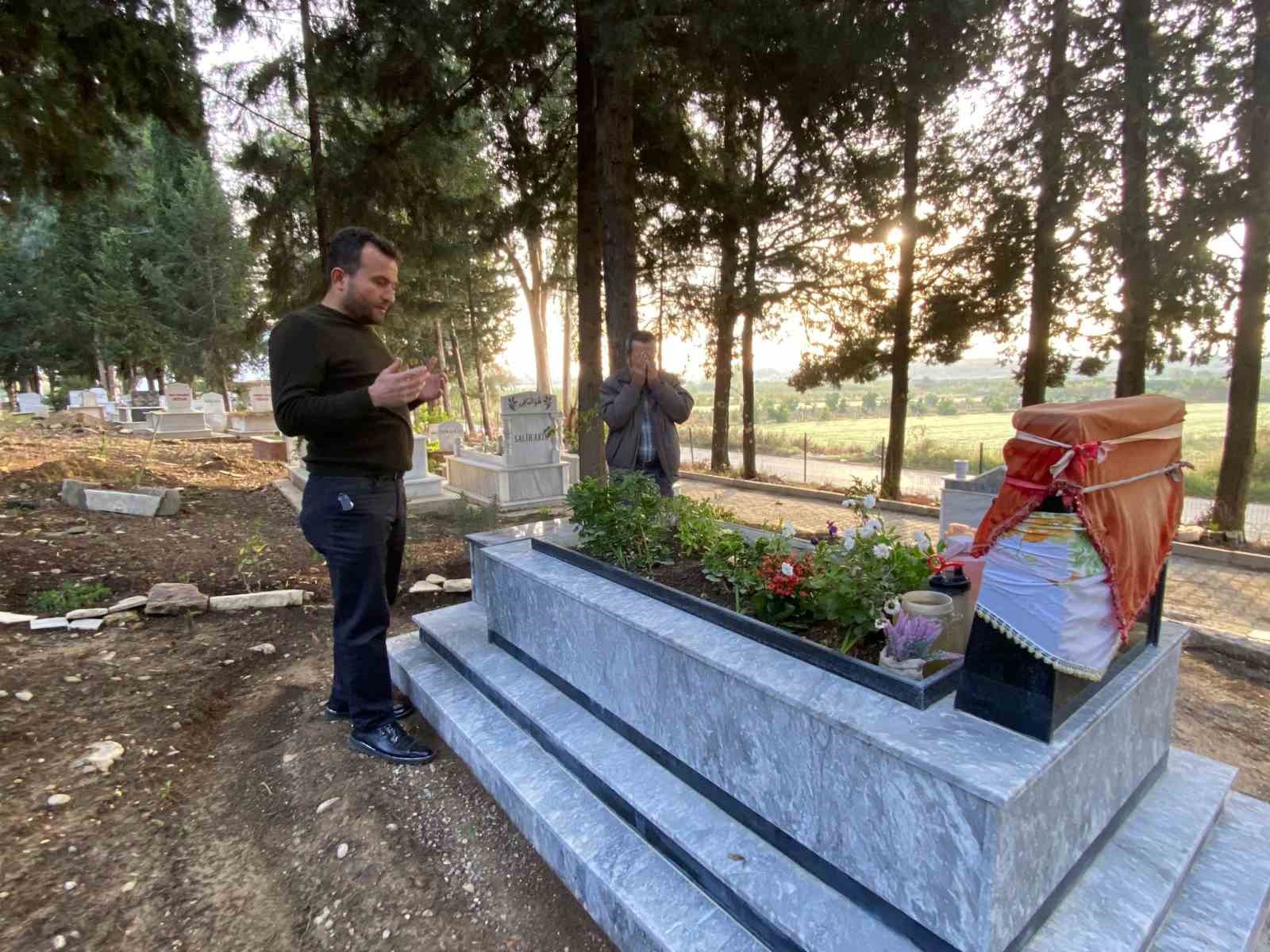 motosikletle okula goturdugu kizini kazada kaybetti mezarina diktigi ciceklere hirsizlar musallat oldu 8 TzuehNYu