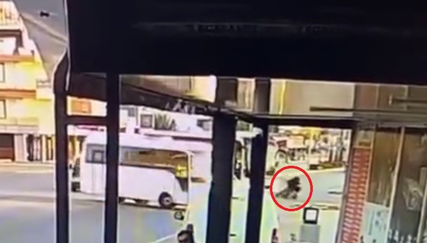 motosikletle okula goturdugu kizini kazada kaybetti mezarina diktigi ciceklere hirsizlar musallat oldu 9